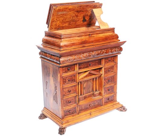 Monetiere in legno di noce e di cedro, intagliato e dipinto, Nord Italia, fine XVIII secolo inizi XIX secolo