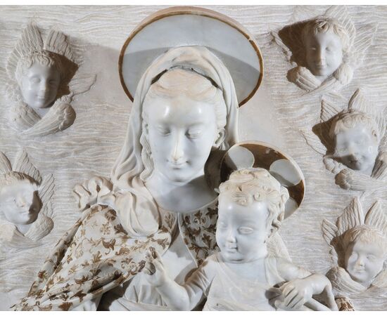 Scultore del XIX secolo, "Madonna con il Bambino e teste di cherubini"