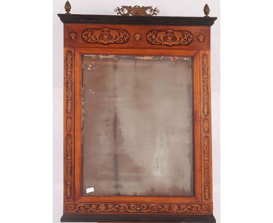 Specchiera italiana stile Carlo X del 1800 in legno ciliegio riccamente intarsiata