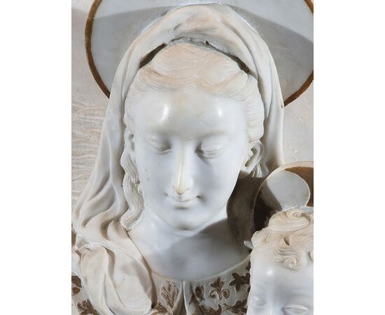 Scultore del XIX secolo, "Madonna con il Bambino e teste di cherubini"