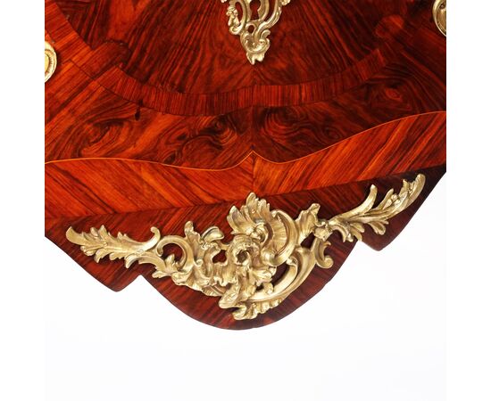 Comò lastronato in bois de rose, applicazioni in bronzo cesellato e dorato, marchiato Christophe Wolff, Parigi, metà XVIII secolo