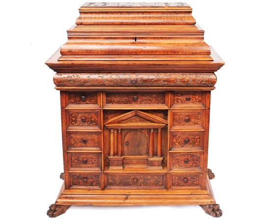 Monetiere in legno di noce e di cedro, intagliato e dipinto, Nord Italia, fine XVIII secolo inizi XIX secolo