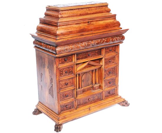 Monetiere in legno di noce e di cedro, intagliato e dipinto, Nord Italia, fine XVIII secolo inizi XIX secolo