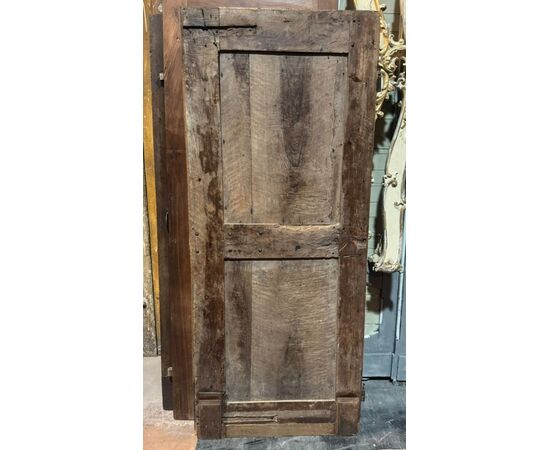 PTI755 - Porta antica in noce, con pannelli scolpiti mossi, epoca '700, luce cm L 79 x H 193 