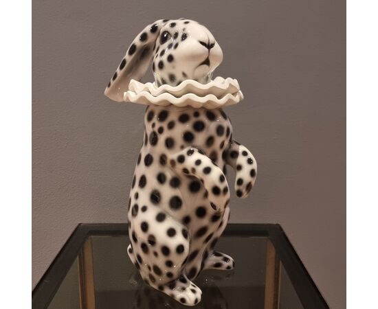 Coniglio in ceramica dipinta con orecchie basse vestito di Pierrot