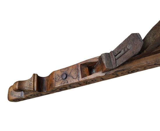 Piallone scolpito e datato 1801