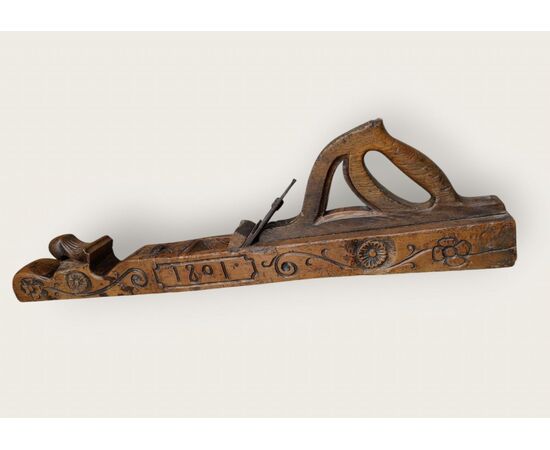 Piallone scolpito e datato 1801