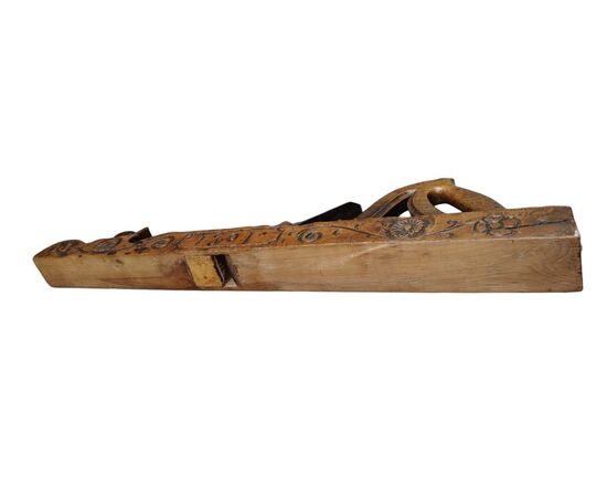 Piallone scolpito e datato 1801