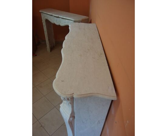 CAMINO IN MARMO BIANCO CARRARA SCOLPITO CON CONCHIGLIE STILE LUIGI XV FRANCIA