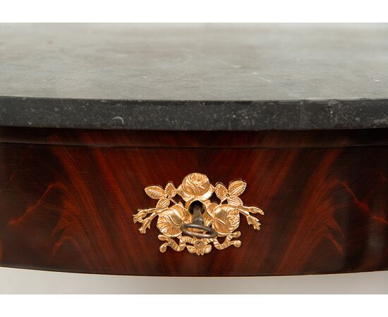 Consolle antica Demi Lune Francese in piuma di mogano con piano in marmo nero del Belgio. Periodo XIX secolo.