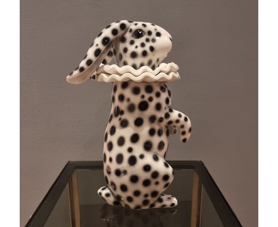 Coniglio in ceramica dipinta con orecchie basse vestito di Pierrot