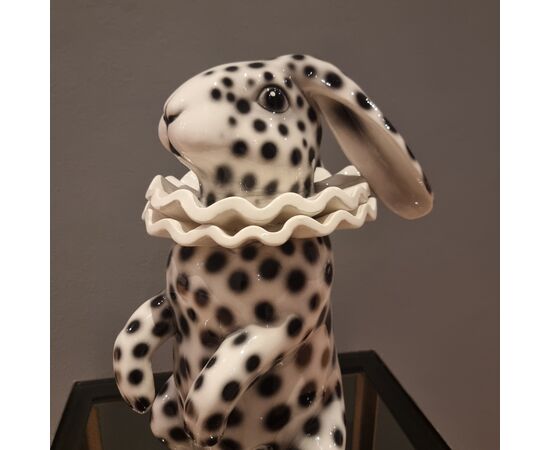 Coniglio in ceramica dipinta con orecchie basse vestito di Pierrot