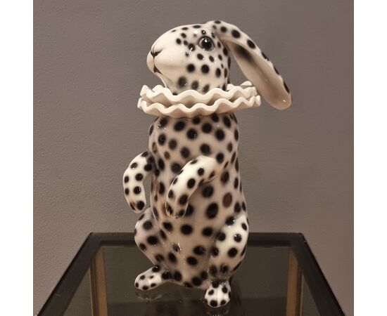 Coniglio in ceramica dipinta con orecchie basse vestito di Pierrot