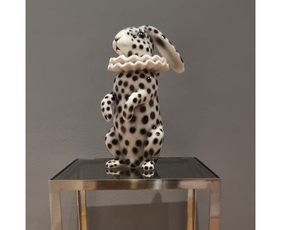 Coniglio in ceramica dipinta con orecchie basse vestito di Pierrot