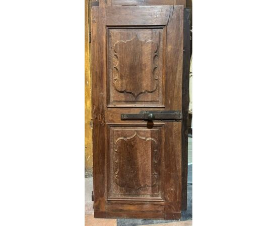 PTI755 - Porta antica in noce, con pannelli scolpiti mossi, epoca '700, luce cm L 79 x H 193 