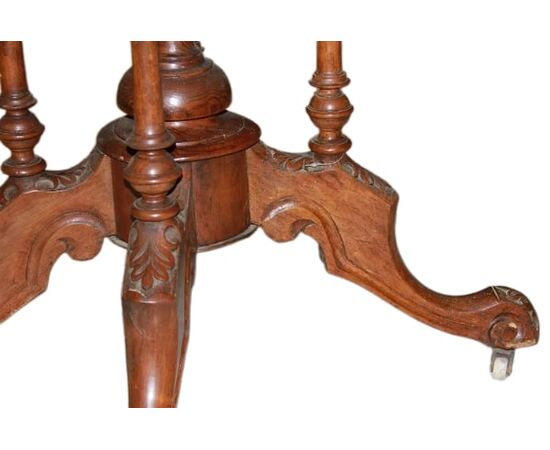 Tavolo da salotto smerlato inglese stile Vittoriano XIX secolo