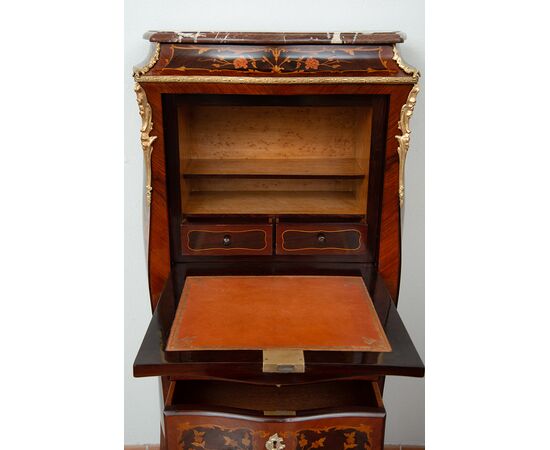 Secretaire Napoleone III Francese in legni esotici pregiati con applicazioni in bronzo dorato. Periodo XIX secolo.