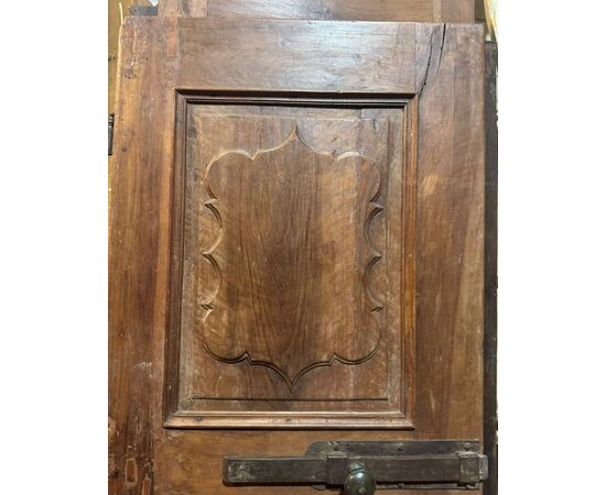 PTI755 - Porta antica in noce, con pannelli scolpiti mossi, epoca '700, luce cm L 79 x H 193 