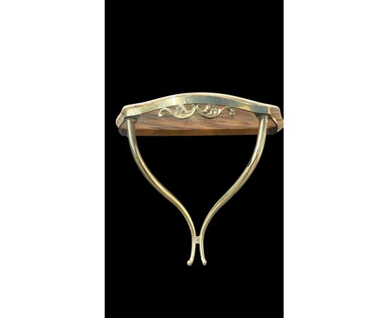 Coppia di consolles d’applique in ottone con piano in alabastro.