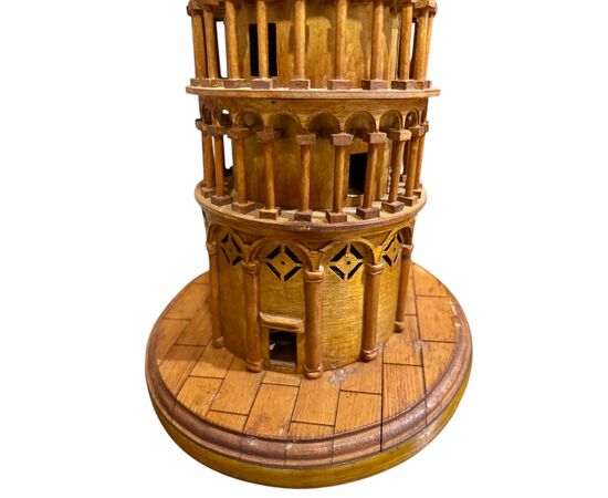Grand Tour –  Modellino della Torre di Pisa in legno – XIX secolo.