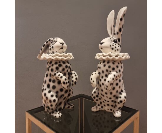 Coniglio in ceramica dipinta con orecchie basse vestito di Pierrot