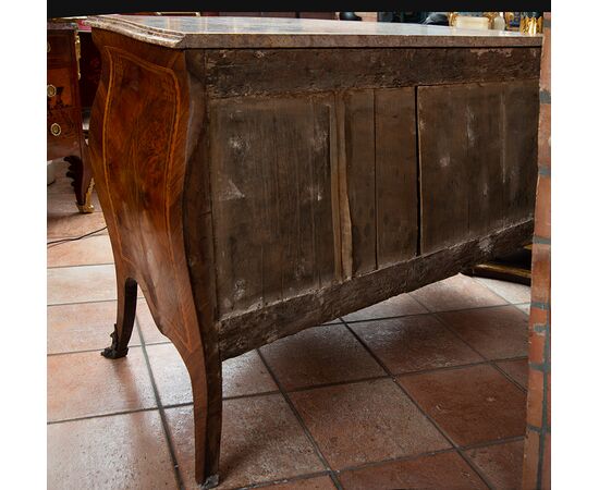 Cassettone antico Luigi XV Napoletano in legni esotici pregiati con piano in marmo. Periodo XVIII Secolo.