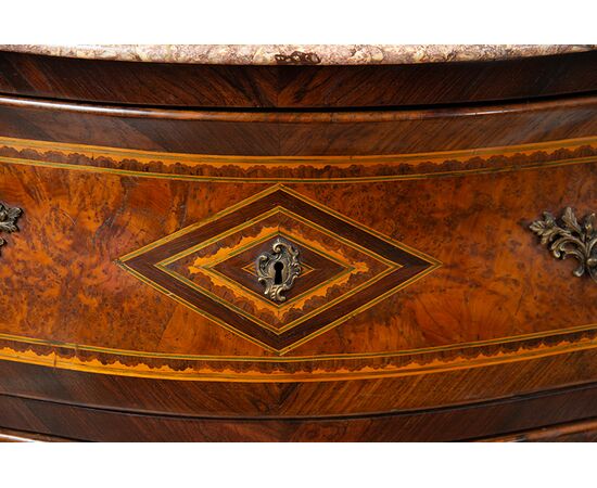 Cassettone antico Luigi XV Napoletano in legni esotici pregiati con piano in marmo. Periodo XVIII Secolo.