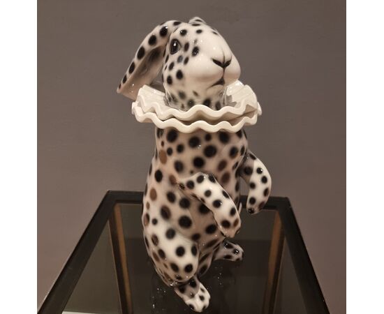 Coniglio in ceramica dipinta con orecchie basse vestito di Pierrot
