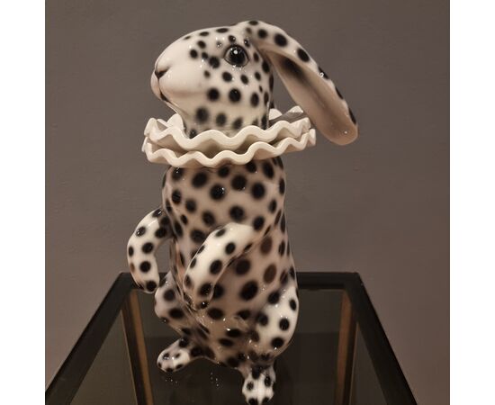 Coniglio in ceramica dipinta con orecchie basse vestito di Pierrot