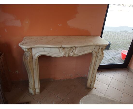 CAMINO IN MARMO BIANCO CARRARA STATUARIO SCOLPITO STILE LUIGI XV FRANCIA  cm L143xP40,5xH104