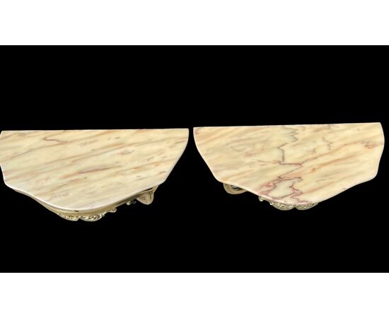 Coppia di consolles d’applique in ottone con piano in alabastro.