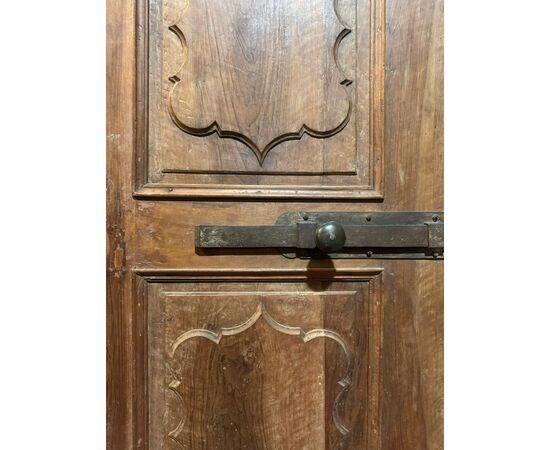 PTI755 - Porta antica in noce, con pannelli scolpiti mossi, epoca '700, luce cm L 79 x H 193 