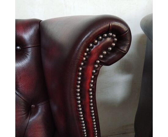 Coppia di poltrone chesterfield Queen Anne nuova inglese originale in pelle rosso bordeaux anticato 
