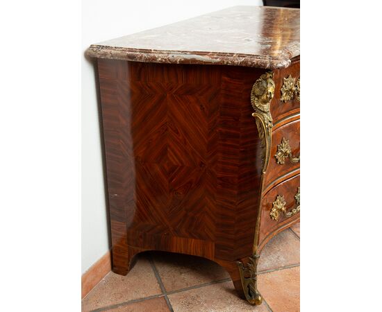 Cassettone antico a Tombeau in legno esotico pregiato con piano in marmo rosso Francia. Periodo XVIII secolo.