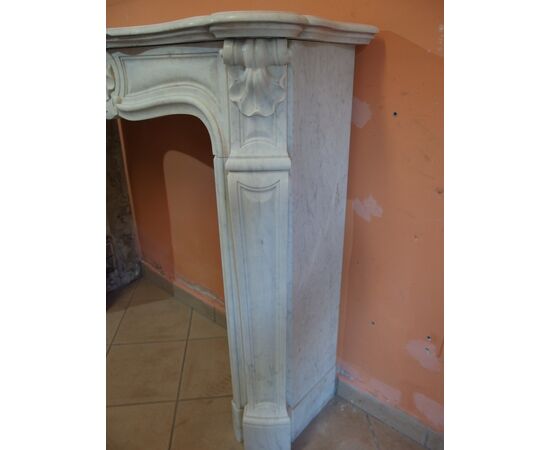 CAMINO IN MARMO BIANCO CARRARA SCOLPITO CON CONCHIGLIE STILE LUIGI XV FRANCIA