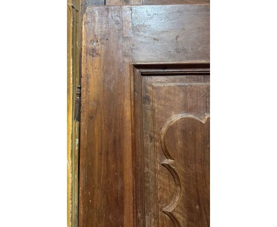 PTI755 - Porta antica in noce, con pannelli scolpiti mossi, epoca '700, luce cm L 79 x H 193 