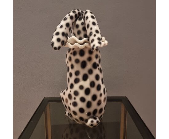 Coniglio in ceramica dipinta con orecchie basse vestito di Pierrot