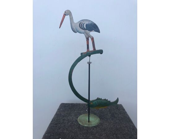 Gioco in metallo dipinto raffigurante  uccello con pesce contrappeso, basculante su base.