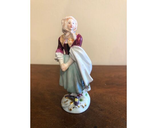 Statuina in porcellana con figura femminile .Meissen.