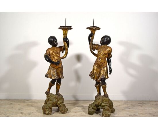 Coppia di mori reggicero in legno intagliato laccato e dorato, Sicilia, inizio XIX secolo