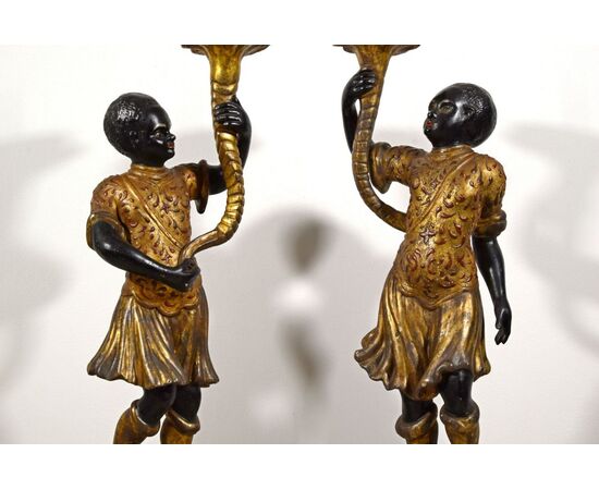Coppia di mori reggicero in legno intagliato laccato e dorato, Sicilia, inizio XIX secolo