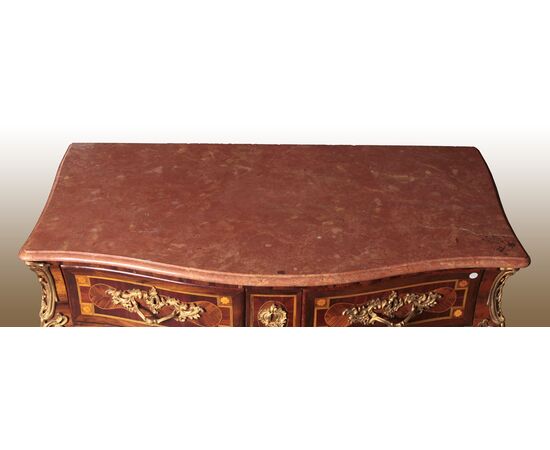 Maestoso comò francese del 1700 stile Luigi XV con quattro cassetti lastronato in palissandro e con marmo rosso Francia