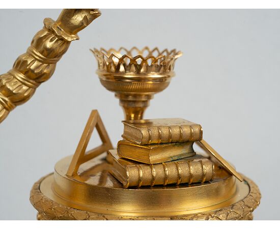Orologio antico Impero Francese in bronzo dorato finemente cesellato. Periodo XIX secolo.