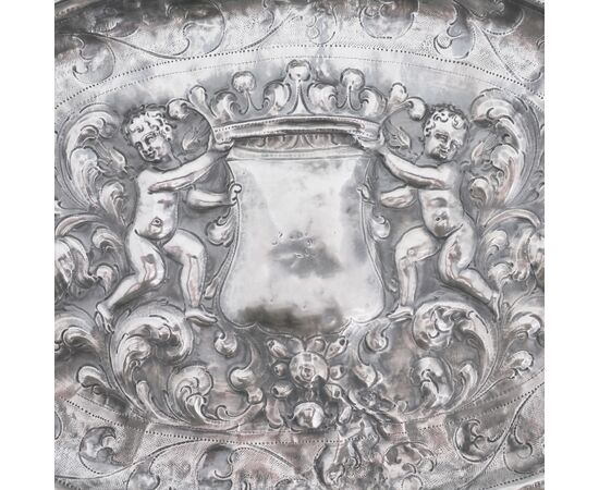 Vassoio da parata in argento sbalzato e cesellato. Argentiere Anzolo Castelli?, saggiatore Antonio Poma, Venezia, inizi XVIII secolo