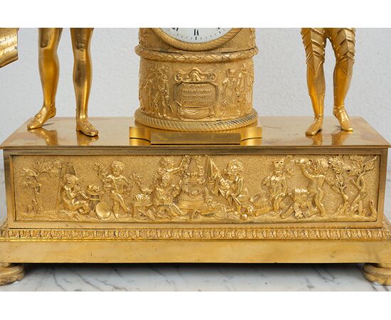 Orologio antico Impero Francese in bronzo dorato finemente cesellato. Periodo XIX secolo.