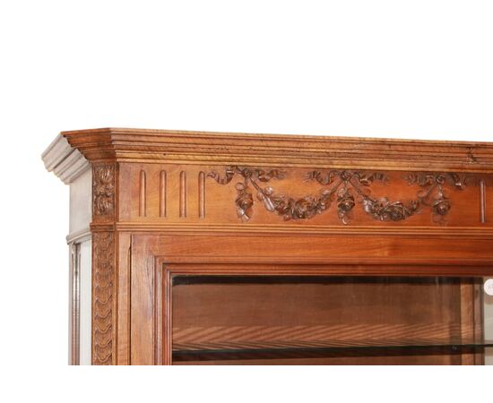 Vetrina Stile Luigi XVI in Legno di Noce di inizio 1900 con Intagli