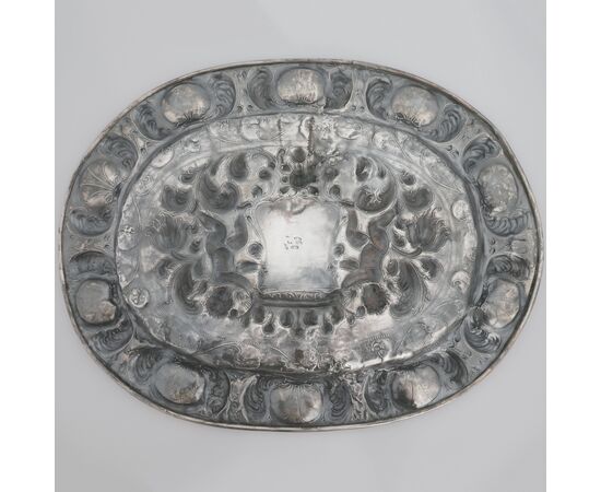 Vassoio da parata in argento sbalzato e cesellato. Argentiere Anzolo Castelli?, saggiatore Antonio Poma, Venezia, inizi XVIII secolo