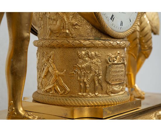 Orologio antico Impero Francese in bronzo dorato finemente cesellato. Periodo XIX secolo.
