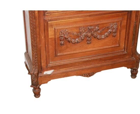 Vetrina Stile Luigi XVI in Legno di Noce di inizio 1900 con Intagli