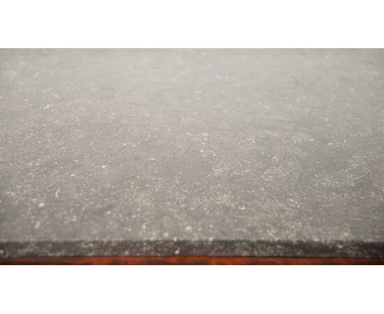 Cassettone antico Impero Francese in piuma di mogano con piano in marmo nero del Belgio. Periodo XIX secolo.